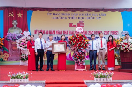 ​Trường TH Kiêu Kỵ - Gia Lâm đón bằng công nhận trường đạt chuẩn quốc gia mức độ II và Kỷ niện 40 năm ngày Nhà giáo Việt Nam